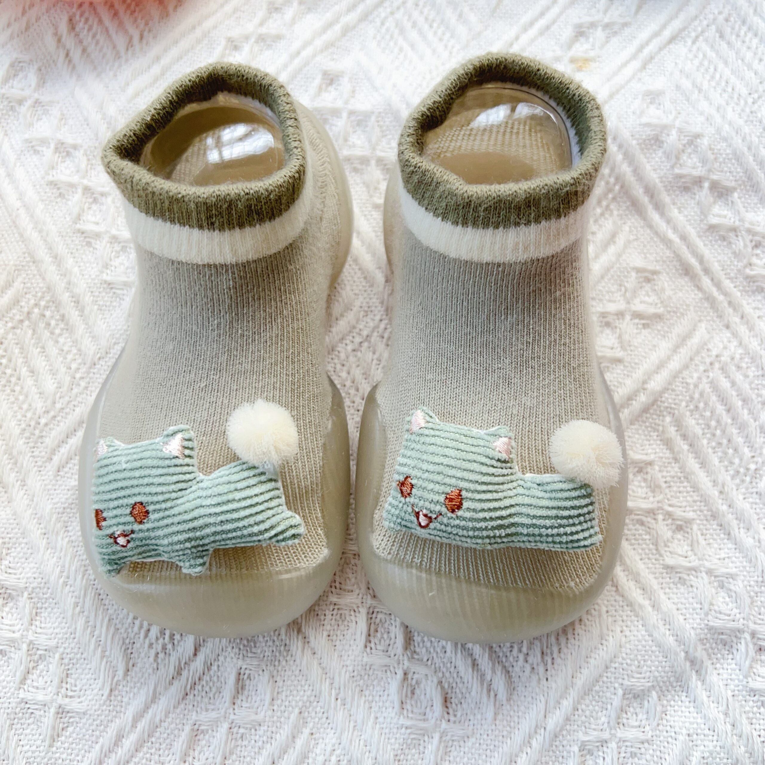 Alternative view of Giày bún hình nổi